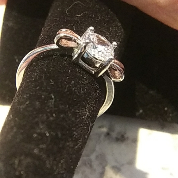 1 CT Moissanite 'bow' adjustable .925 ring - Picture 2 of 2